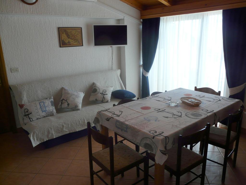 Apartments Mirela Porec Bagian luar foto